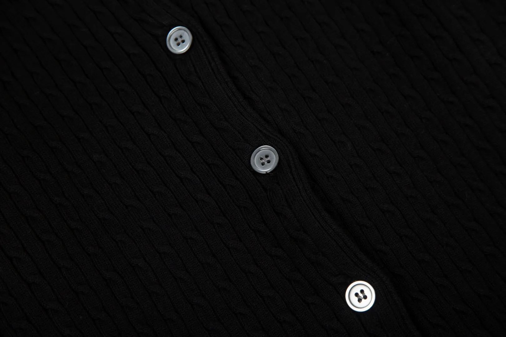 P196 White background picture [Evergreen for all seasons] Style number: 25123# Color: black/navy blue/almond/white Size: S-XL - Ralph Lauren/Ralph Lauren 2025FW Zhao Lusi's same solid color logo knitted versatile fine twist knitted buttoned long-sleeved cardigan - RL's classic fine twist cardigan 21S quality cotton yarn A cardigan that can be worn in all seasons Can be matched inside or outside Simple and clean basic color matching The upper body is clean and flawless. The comfort brought by imported cotton yarn is soft. An item that cannot be rejected.